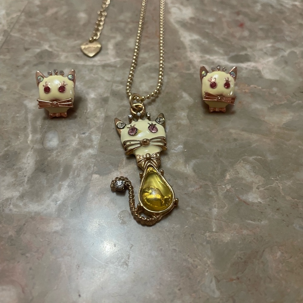 Betsey Johnson White Cat necklace and earrings set featuring gold-toned chains - Picture 6 of 11